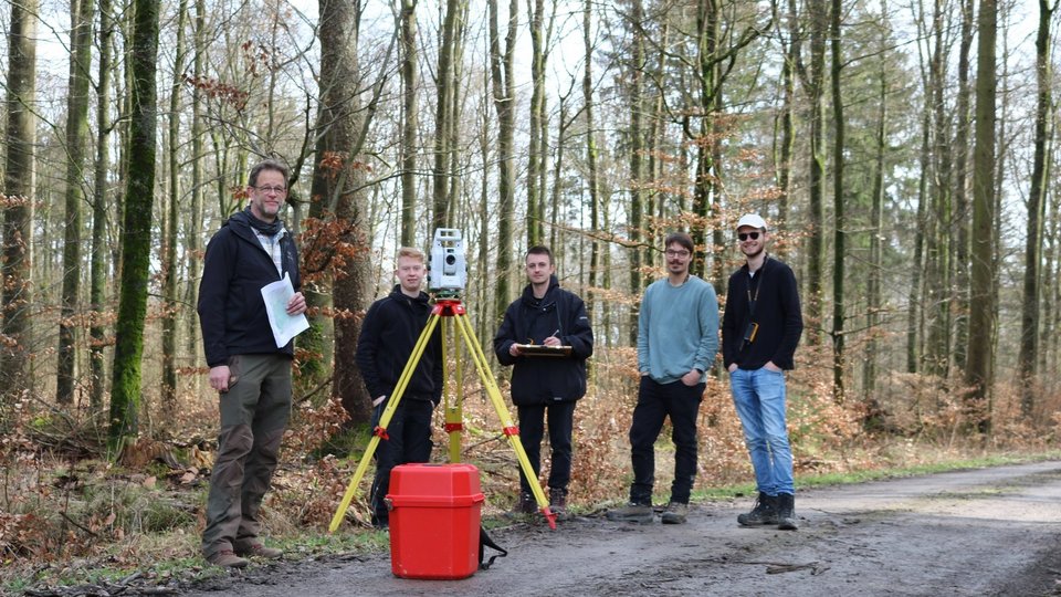 Outdoor-Vorlesung: Studierenden-Gruppe bei der Vermessungsübung