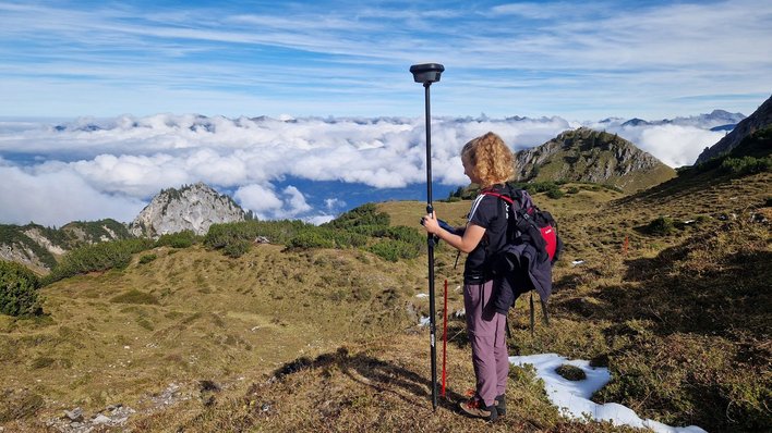 Bei der Absteckung einer Baustraße mit herrlichem Alpenpanorama