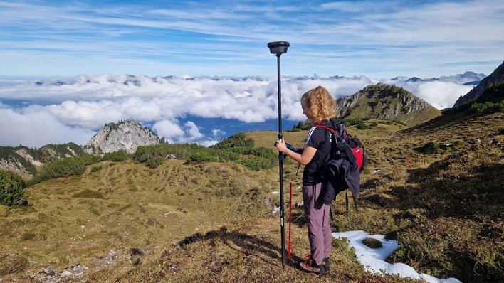 Bei der Absteckung einer Baustraße mit herrlichem Alpenpanorama