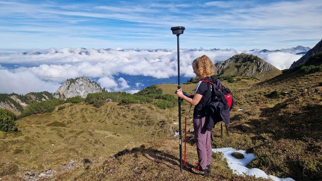 Bei der Absteckung einer Baustraße mit herrlichem Alpenpanorama