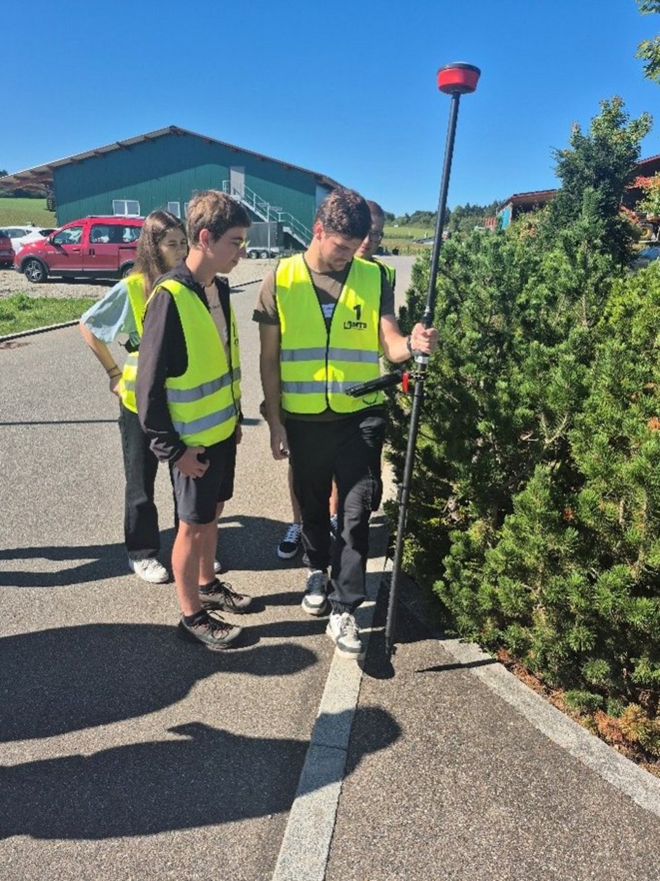 Exkursion MTS2025 - Studierende testen einen GNSS-Empfänger