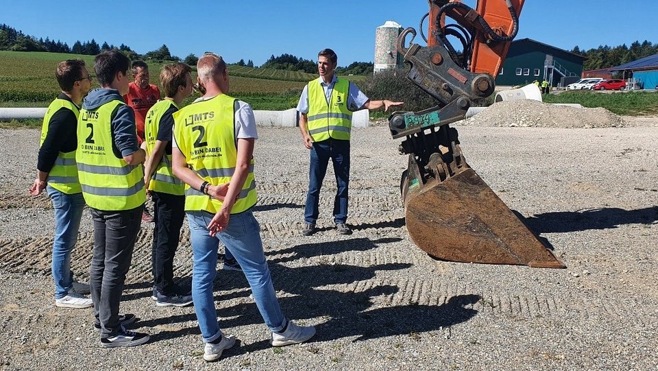 Exkursion zu MTS2025 - Studierende bekommen die Messsensoren am Bagger erklärt