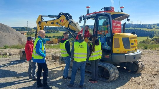 Exkursion des Studienbereichs Vermessung zu MTS - Maschinensteuerung am Bagger