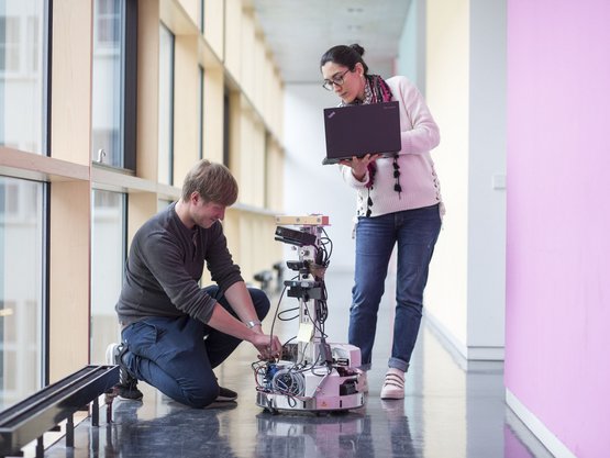 Studierende des Studienbereichs Vermessung arbeiten mit dem Robotino