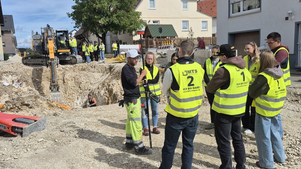 Exkursion MTS2026 - Studierende bei der GNSS-Messung auf der Baustelle