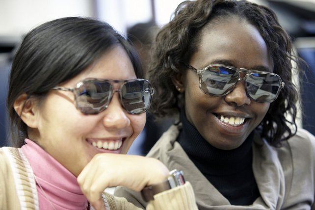 Zwei junge Frauen mit dunklen Brillengläsern
