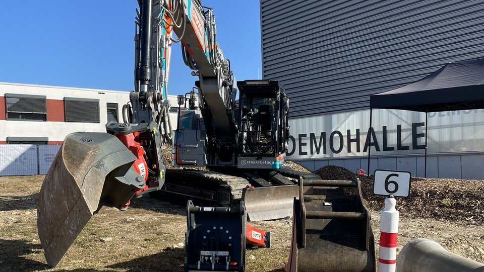 Exkursion zu MTS Schrode - Testfahrt im Bagger