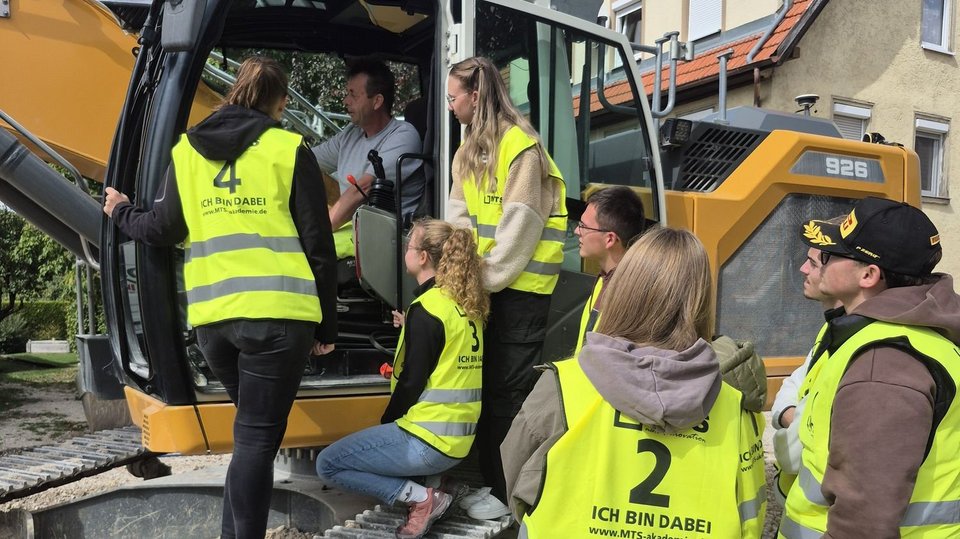 Exkursion MTS2026 - Studierende steuern einen Bagger