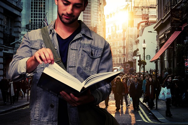 Schüler, der in ein Buch schaut.