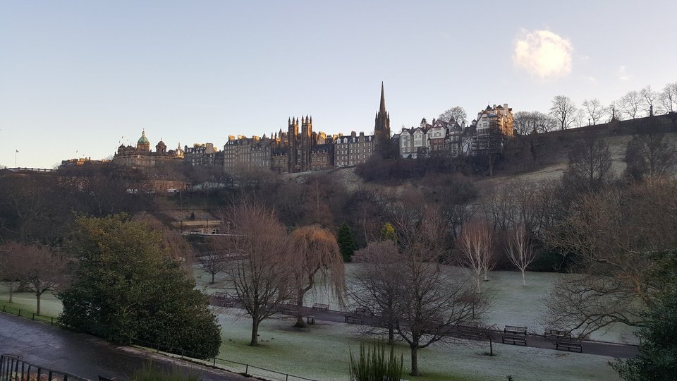 Edinburgh-Stadtansicht-vom-Fluss.jpg