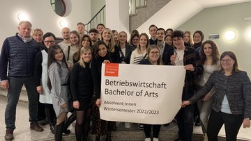 Die Absolvent:Innen des Studienganges Betriebswirtschaft im Wintersemester 2022 / 2023