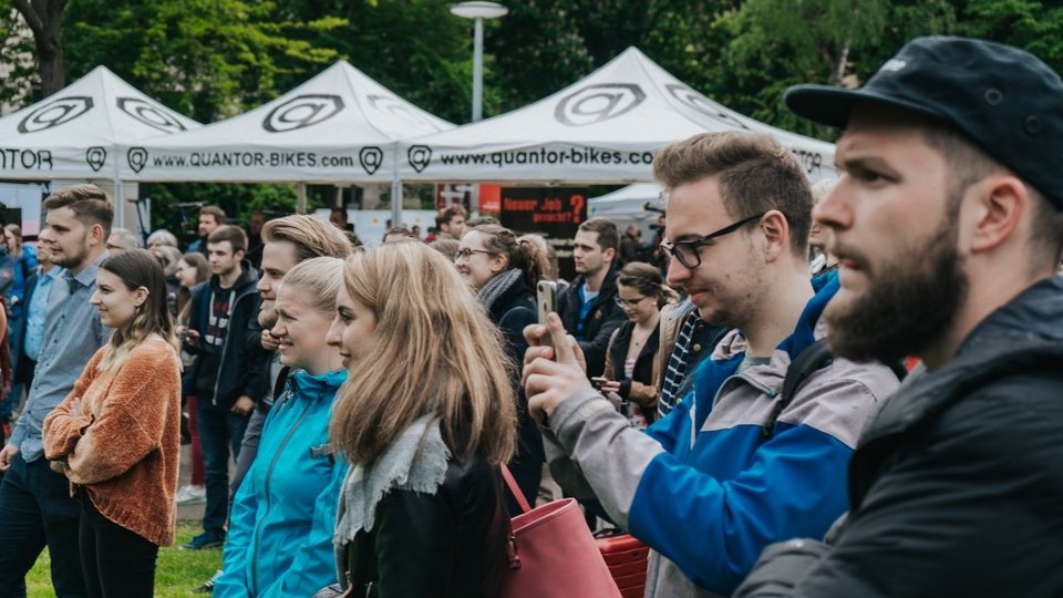 Interessierte Zuschauer am Tag der Mobilität