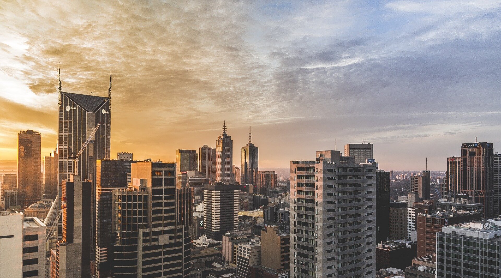 Skyline einer Großstadt mit Sonnenaufgang