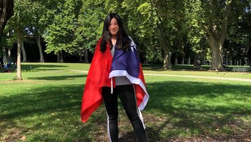 Double Degree Studentin aus Taiwan im Park mit Taiwan Flagge