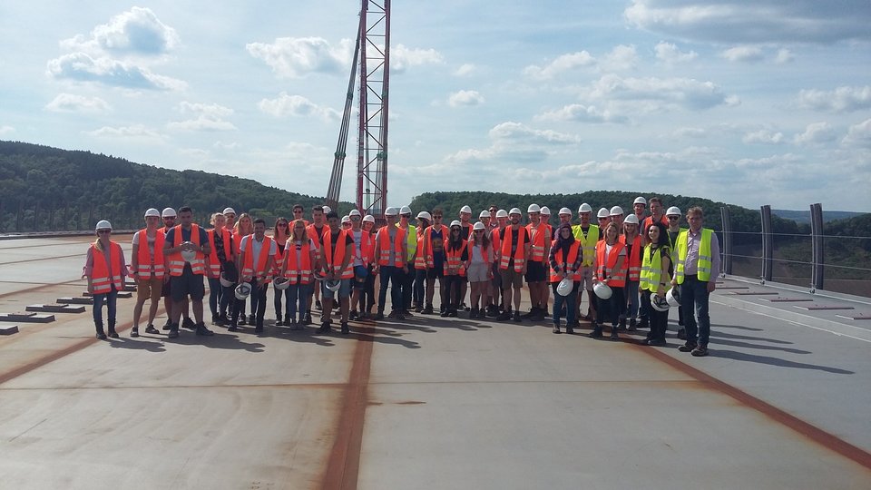 Studenten bei einer Baustellenbesichtigung einer Brücke