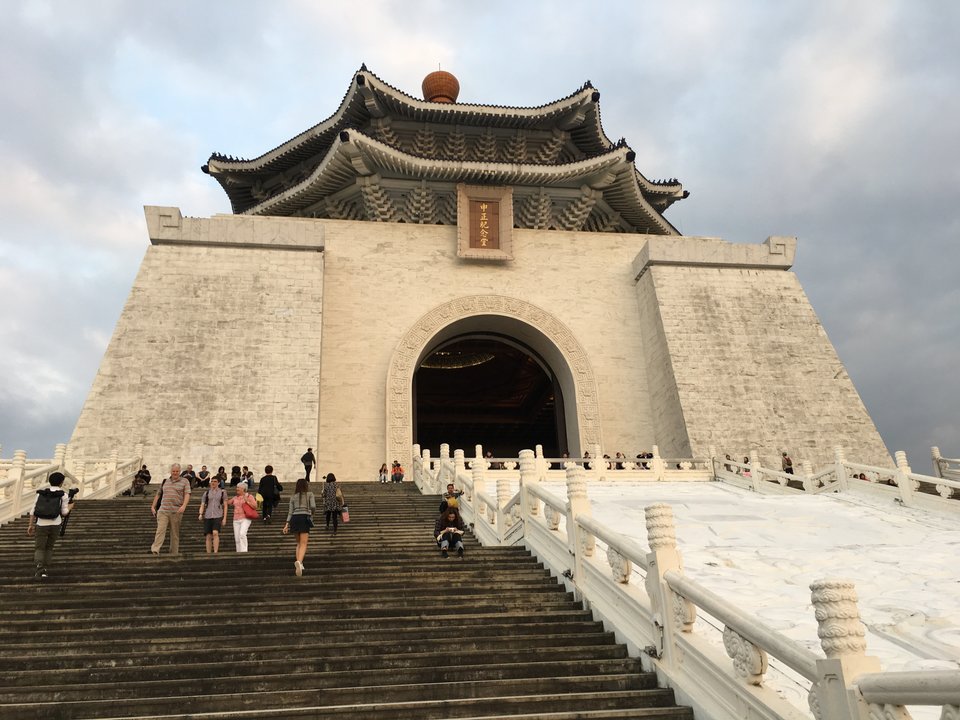 Ansicht-Chiang-Kai-Shek-Memorial-Hall-Taipeh.jpg