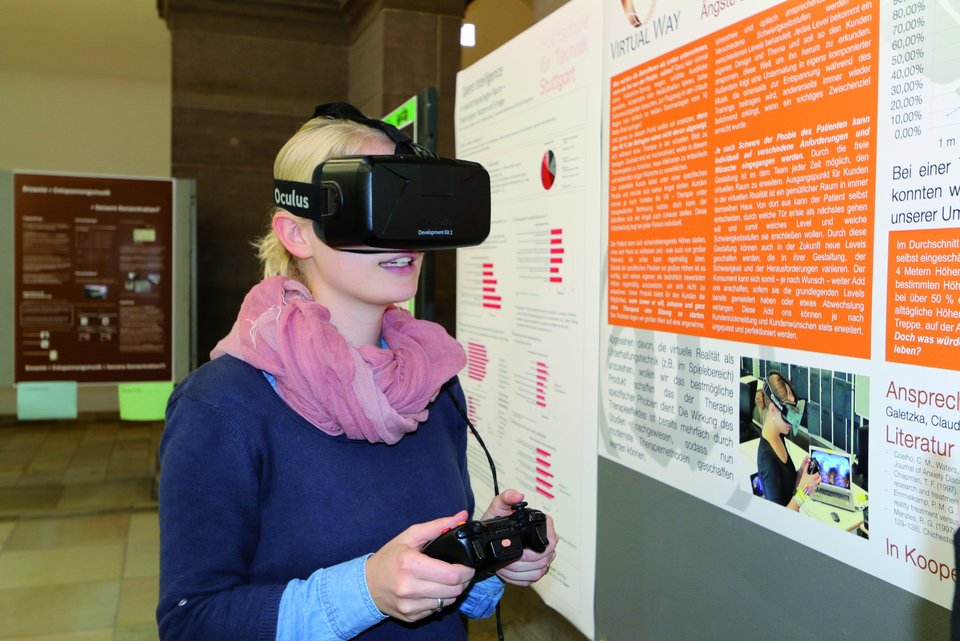 Auf dem Bild ist eine Studentin beim Austesten einer VR-Brille zu sehen.
