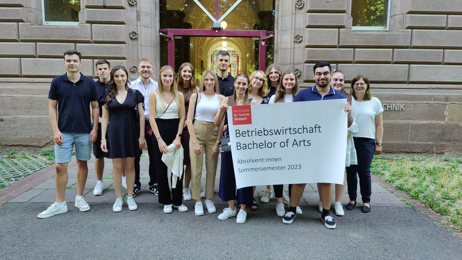 Die Absolvent:Innen des Studienganges Betriebswirtschaft im Sommersemester 2023