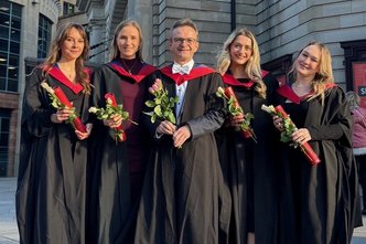 Gruppenbild Absolventinnen und Herr Hauer