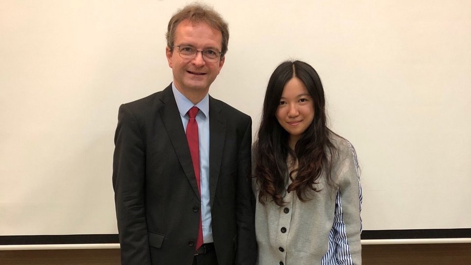 Double Degree Studentin aus Taiwan mit Studiendekan Prof. Hauer