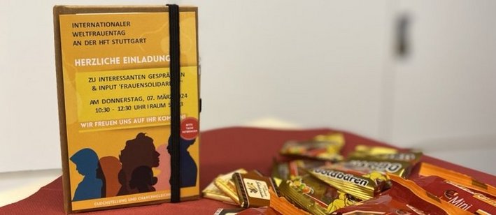 Notizbuch, Knbbersachen, Plakate im Hintergrund